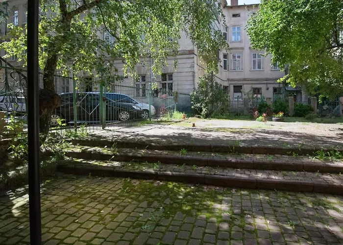 Двокімнатна Квартира У Центрі Міста Львів З Двориком