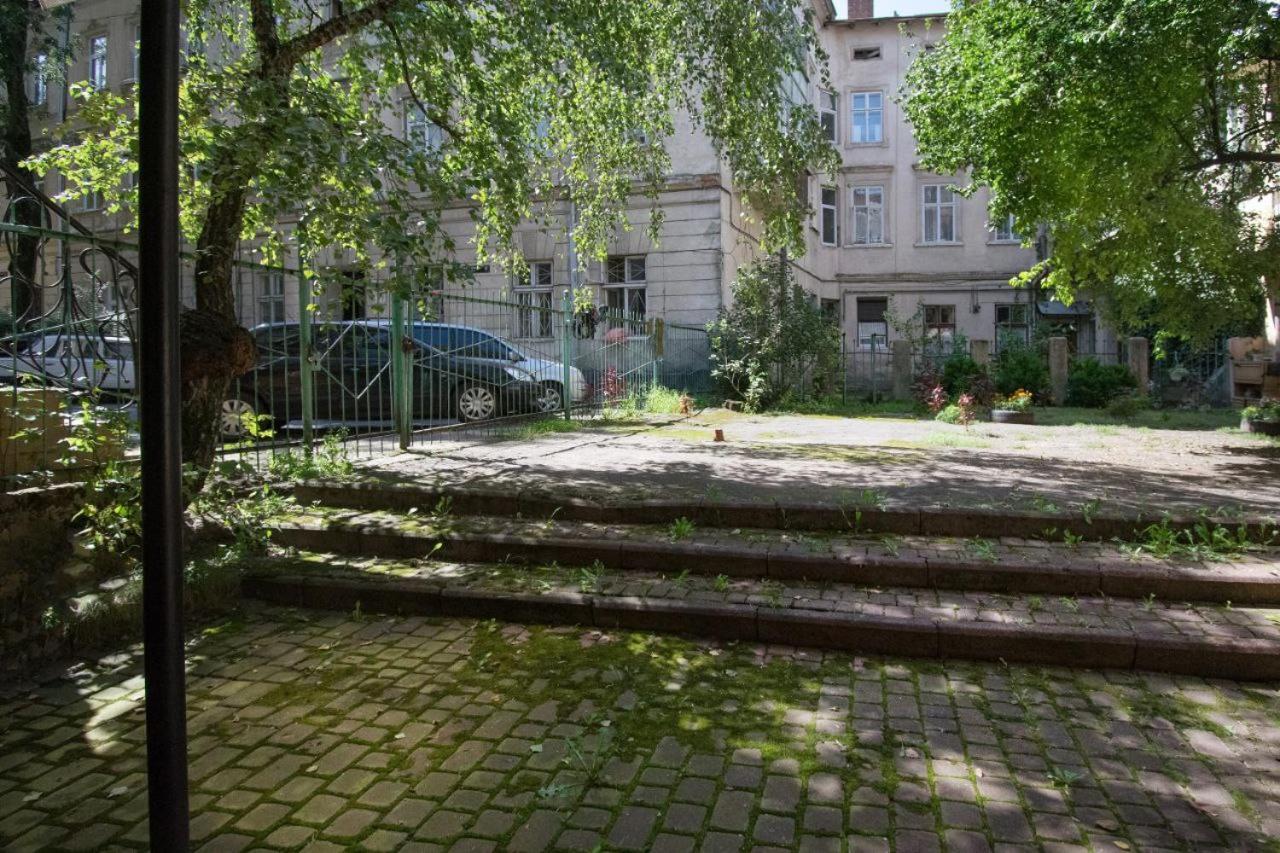 Apartment двокімнатна у центрі міста з двориком Lviv