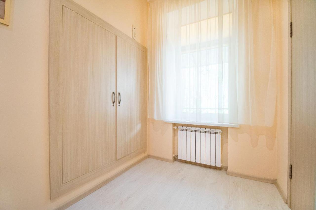 двокімнатна у центрі міста з двориком Apartment *
