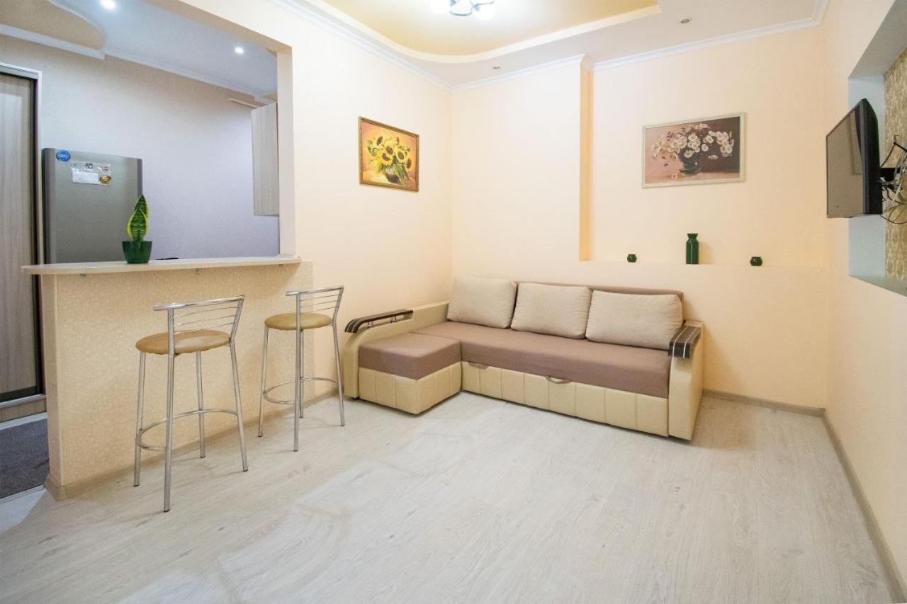 двокімнатна у центрі міста з двориком Apartment Lviv