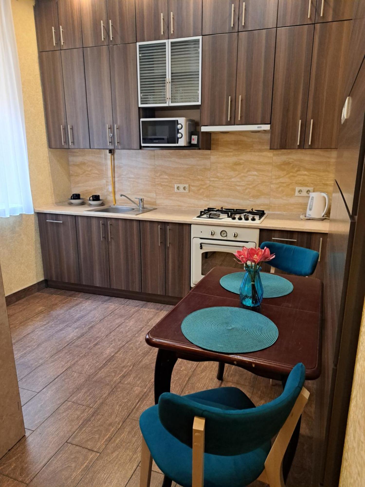 двокімнатна у центрі міста з двориком Apartment Lviv